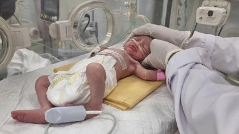  Dokter di Gaza Berhasil Selamatkan Bayi dari Rahim Ibu yang Terbunuh