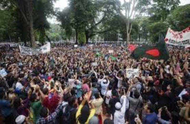  Puluhan Ribu Warga Bangladesh Turun ke Jalan Desak PM Hasina Mundur