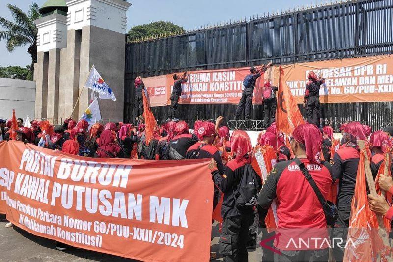  Massa Mulai Padati Depan Gedung DPR/MPR RI untuk Sampaikan Aspirasi