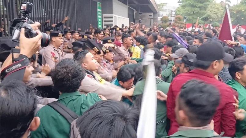  Massa Dorong-dorongan dengan Polisi di Gerbang Belakang Gedung DPR
