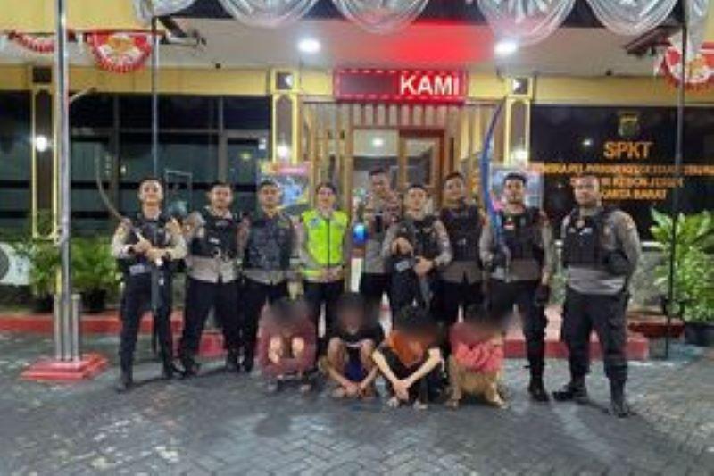  Polisi Amankan 18 Remaja Nongkrong Bersenjata Tajam di Jakarta Utara