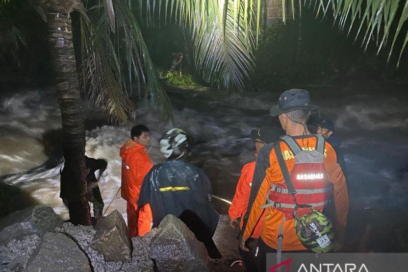  Tim SAR Selamatkan Pemuda yang Terjebak di Delta Sungai yang Tiba-Tiba Meluap