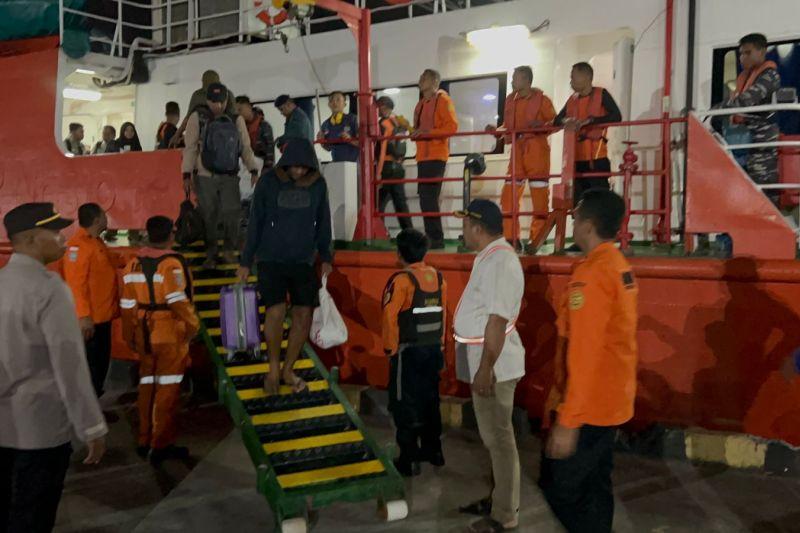  Tim SAR Evakuasi 139 Penumpang dan Awak Kapal yang Kecelakaan di Pulau Wawonii