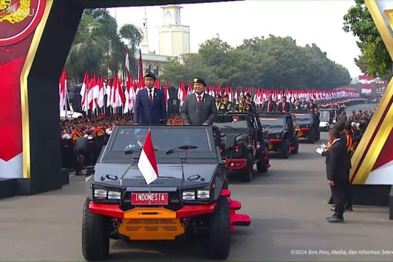  Presiden Jokowi dan Menhan Prabowo Diarak Maung Pindad di Mako Brimob