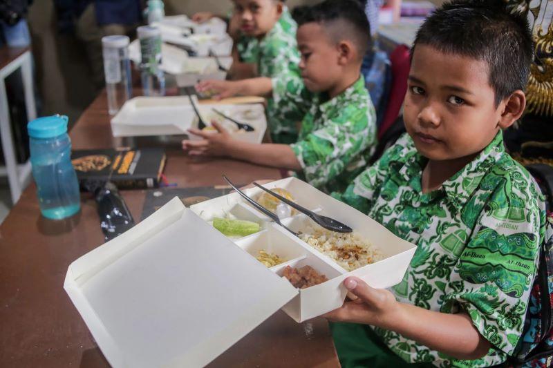  Survei Indikator: 77,6 Persen Dukung Program Makan Bergizi Gratis