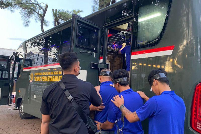  Belasan Napi Lapas Semarang Dipindah ke Nusakambangan