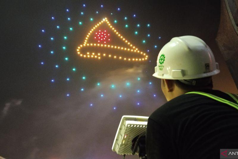 Drone Show di Langit Sungai Musi Bentuk Formasi 12 Ikon Kota Palembang