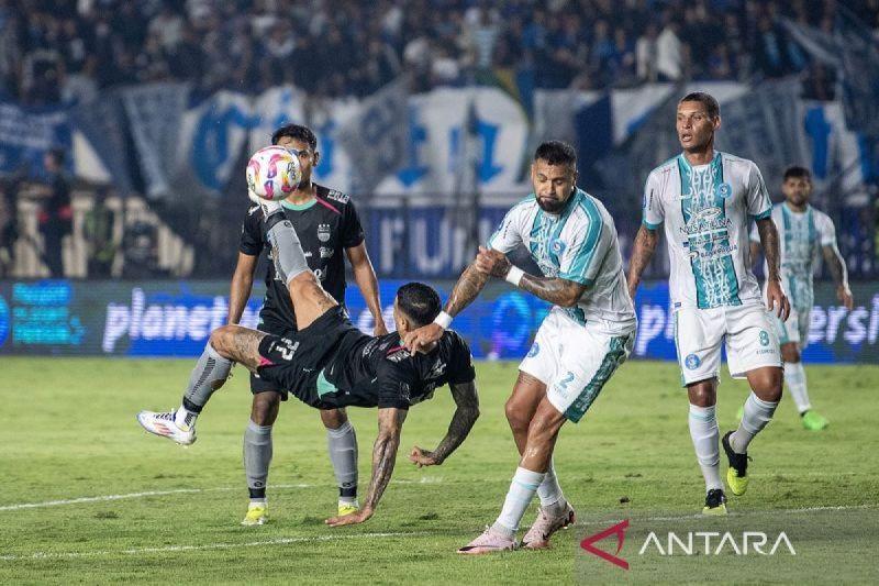 Klasemen Liga 1: Persebaya Kalah, Persib Tetap Duduki Puncak
