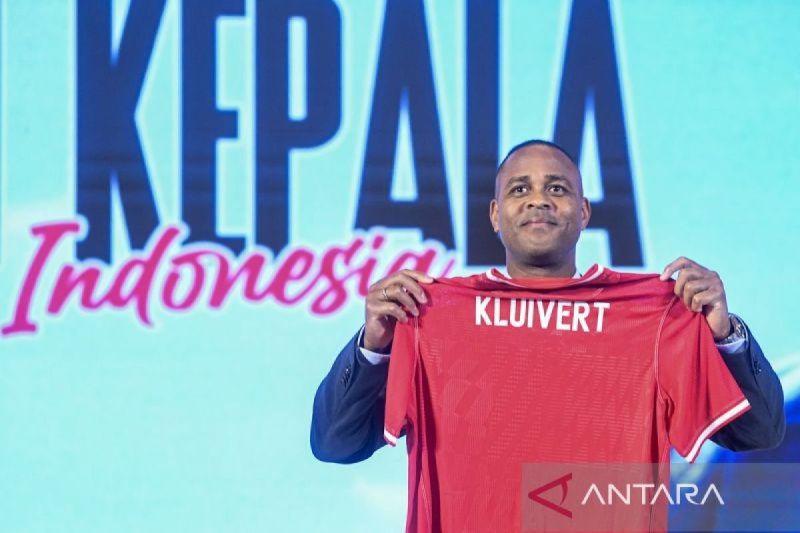  Kluivert Sebut Suporter Indonesia Lebih Bersemangat