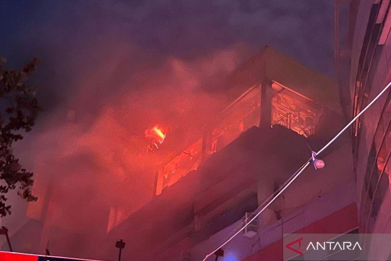   Sembilan Orang Sempat Terjebak dalam Kebakaran Glodok Plaza