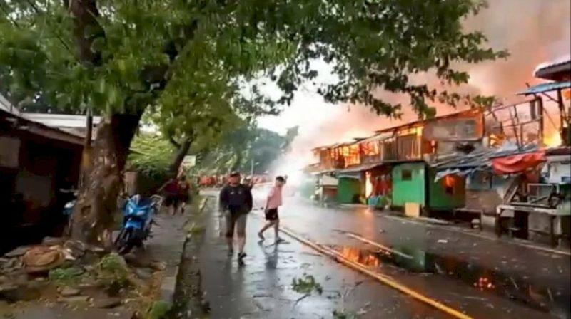  112 Personel Gulkarmat Jaksel Padamkan Kebakaran di Manggarai
