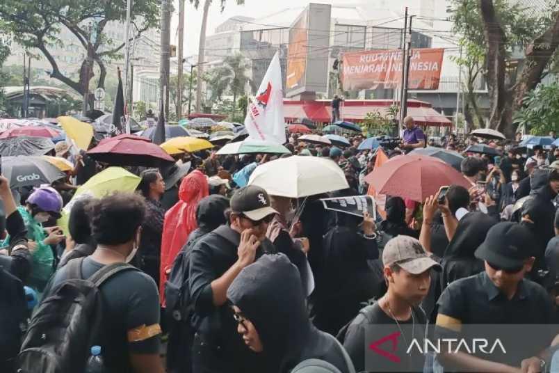  Meski Diguyur Hujan, Massa di Patung Kuda Tetap Bertahan