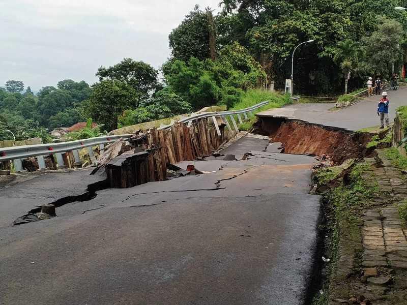  Jalan Batutulis Longsor Arus Kendaraan Dialihkan