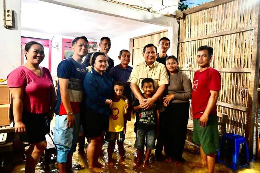  Presiden Prabowo Cek dan Berinteraksi dengan Warga Terdampak Banjir di Bekasi