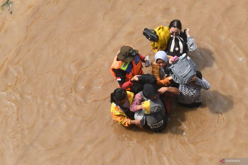  Banjir Jakarta Meluas dari 29 RT Menjadi 34 RT dengan Ketinggian Antara 40 cm hingga 1,9 meter