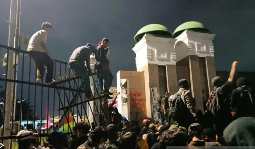  Pendemo Mencoba Merangsek Setelah Berhasil Jebol Pagar DPR