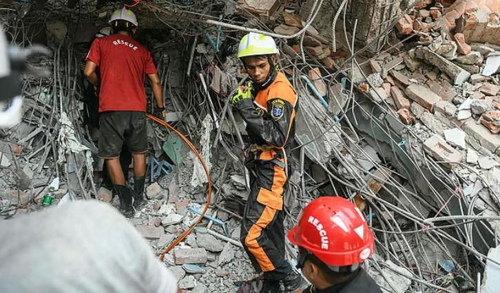  Berlomba dengan Waktu, Relawan di Myanmar Gali Reruntuhan dengan Tangan Kosong untuk Selamatkan Korban