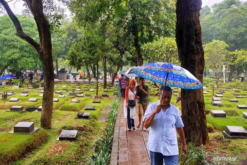  Sejumlah Peziarah TPU Karet Bivak Lupa Lokasi Kuburan Kerabat