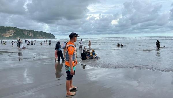  Wisatawan di Pantai Prangtritis Bantul Diminta Waspadai Bahaya Ombak Besar
