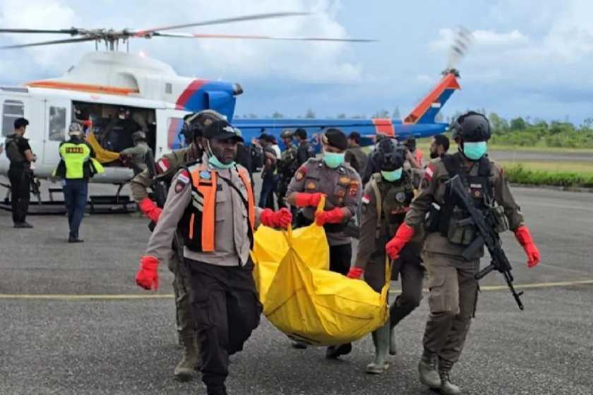  Satgas Damai Cartenz Evakuasi Lima Jenazah Korban KKB dari Bingki