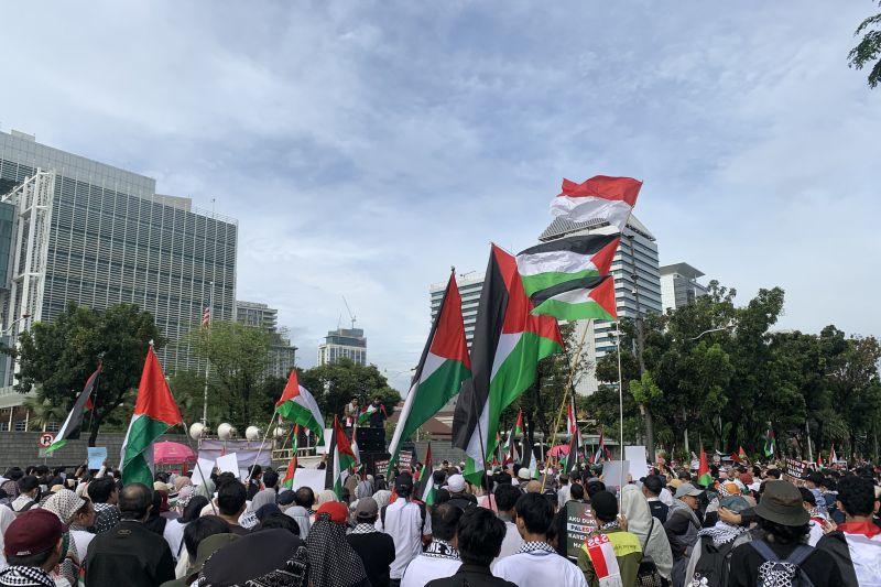  Ratusan Orang Gelar Unjuk Rasa Bela Palestina di Depan Kedubes AS