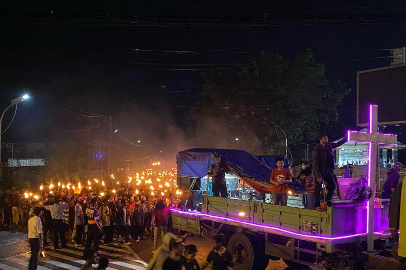  Ribuan Umat Kristen di Mimika Ikuti Pawai Obor Paskah
