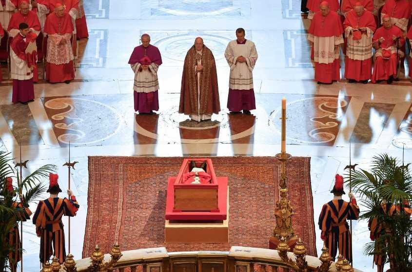 Jenazah Paus Fransiskus Dibawa ke Basilika Santo Petrus