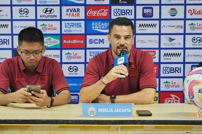  Persija Pecat Carlos Pena, Tunjuk Ricky Nelson