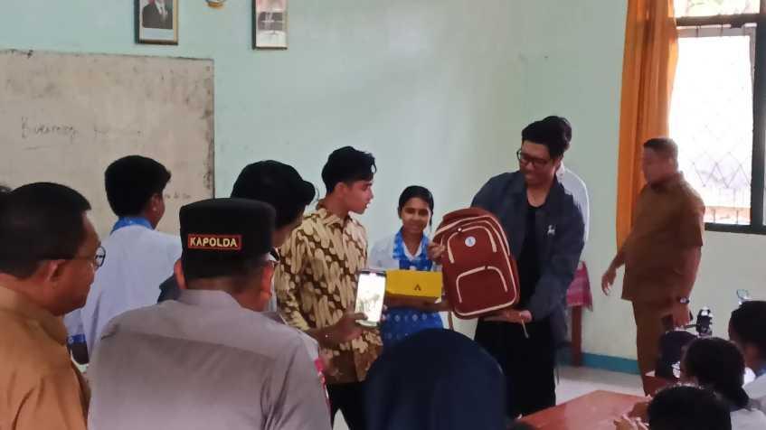  Kunjungi SMAS Bhaktyarsa Maumere, Wapres Gibran Berikan Bantuan Peralatan Sekolah