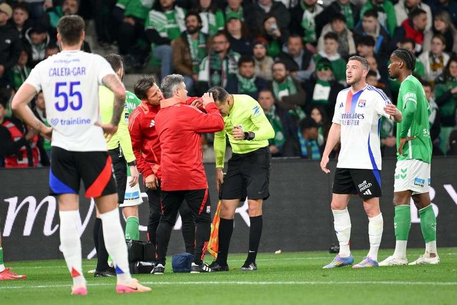  Poin St Ettiene Dikurangi Satu, Imbas Suporter Lempar Koin Kenai Asisten Wasit Saat Laga Lawan Lyon