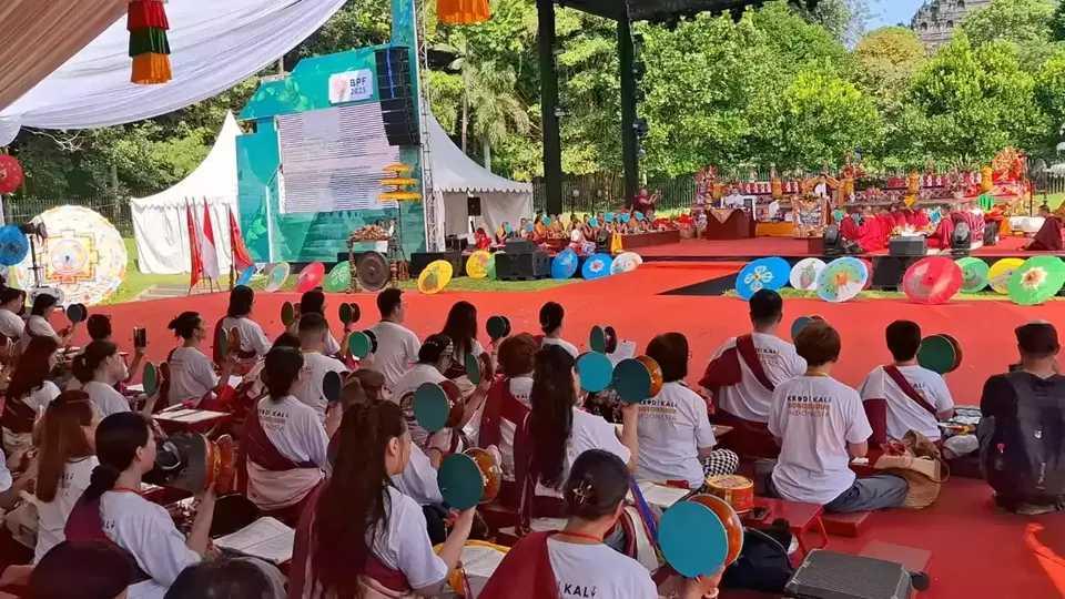  Doa Perdamaian di Borobudur, Umat Buddha Rayakan Waisak dengan Puja Bakti