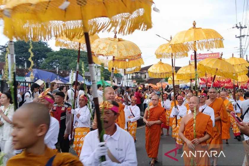  Momen Sakral Waisak, Ribuan Umat Buddha Kirab dari Candi Mendut ke Candi Borobudur