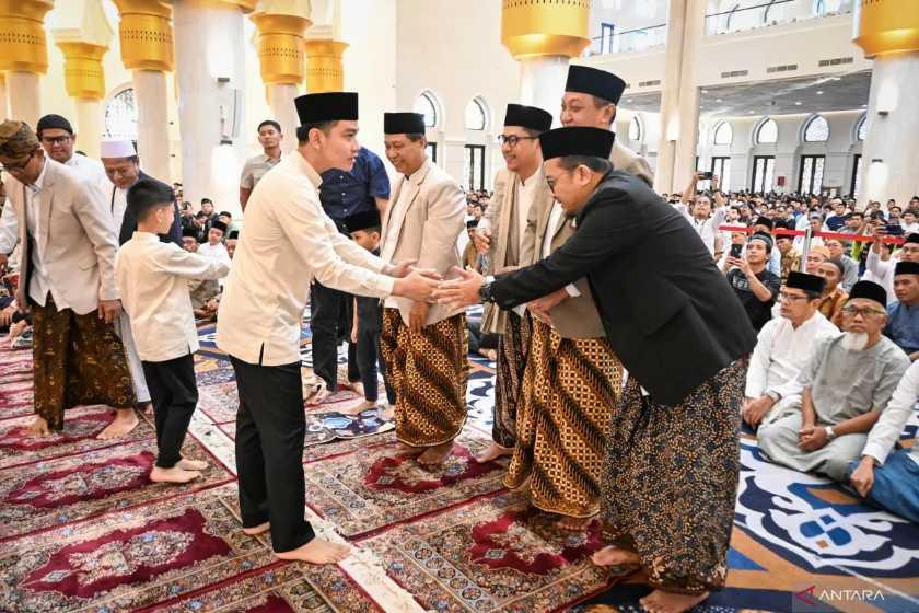  Gibran Salat Idul Adha di Masjid Sheikh Zayed Solo, Ajak Keluarga dan Tekankan Pentingnya Keadilan Sosial