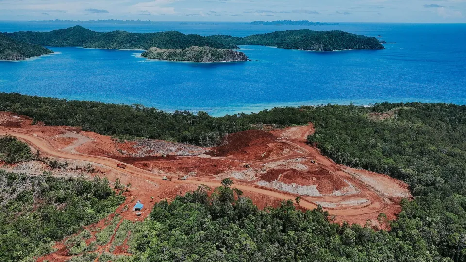  DPR Minta Evaluasi Menyeluruh Izin Tambang di Raja Ampat Demi Kelestarian Lingkungan