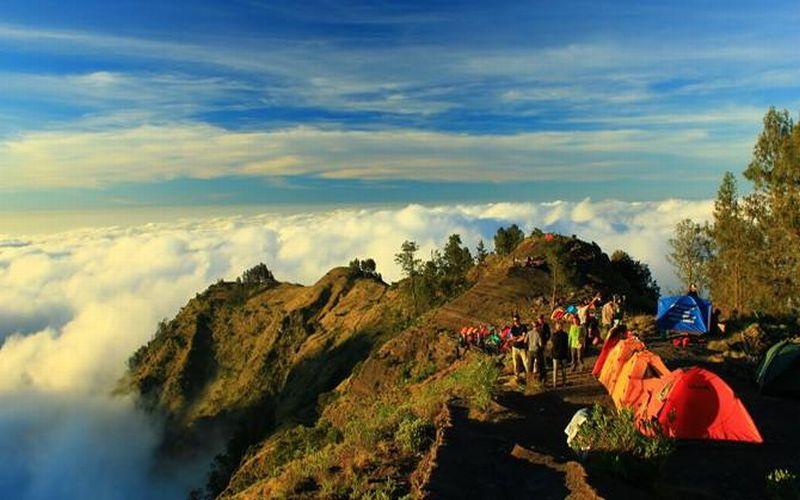  Turis Malaysia Jatuh di Gunung Rinjani, Dievakuasi dengan Luka Ringan