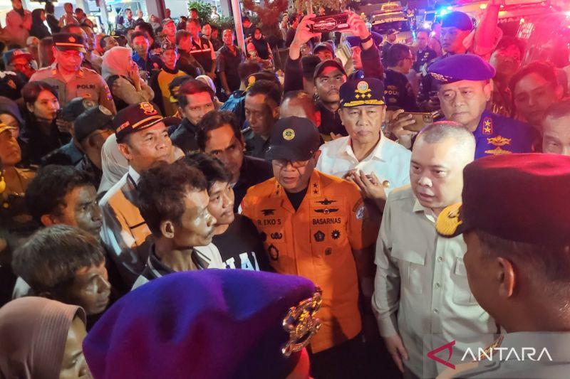  Menhub Serahkan Enam Jenazah Korban KMP Tunu Pratama Jaya kepada Keluarga, 30 Orang Masih dalam Pencarian