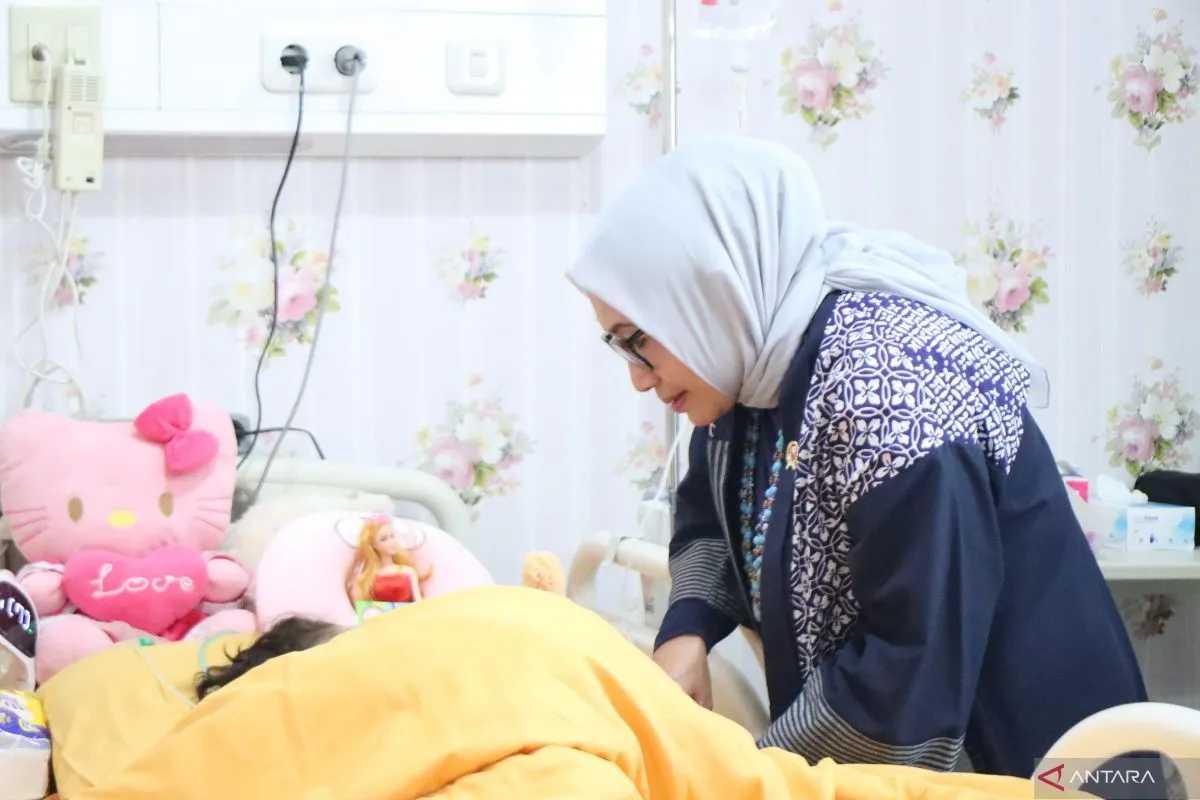  Menteri PPPA Arifah Fauzi Jenguk Anak Korban Kekerasan yang Kini Mulai Pulih