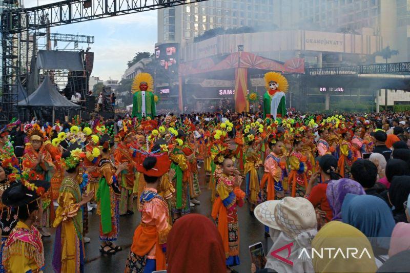  Ribuan Pesilat dan Penari Meriahkan Jakarta Dalam Warna di Bundaran HI