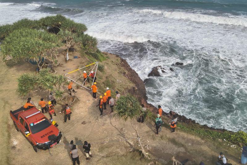  Tim SAR Hentikan Pencarian Dua Mahasiswa Hilang di Pantai Puncak Guha