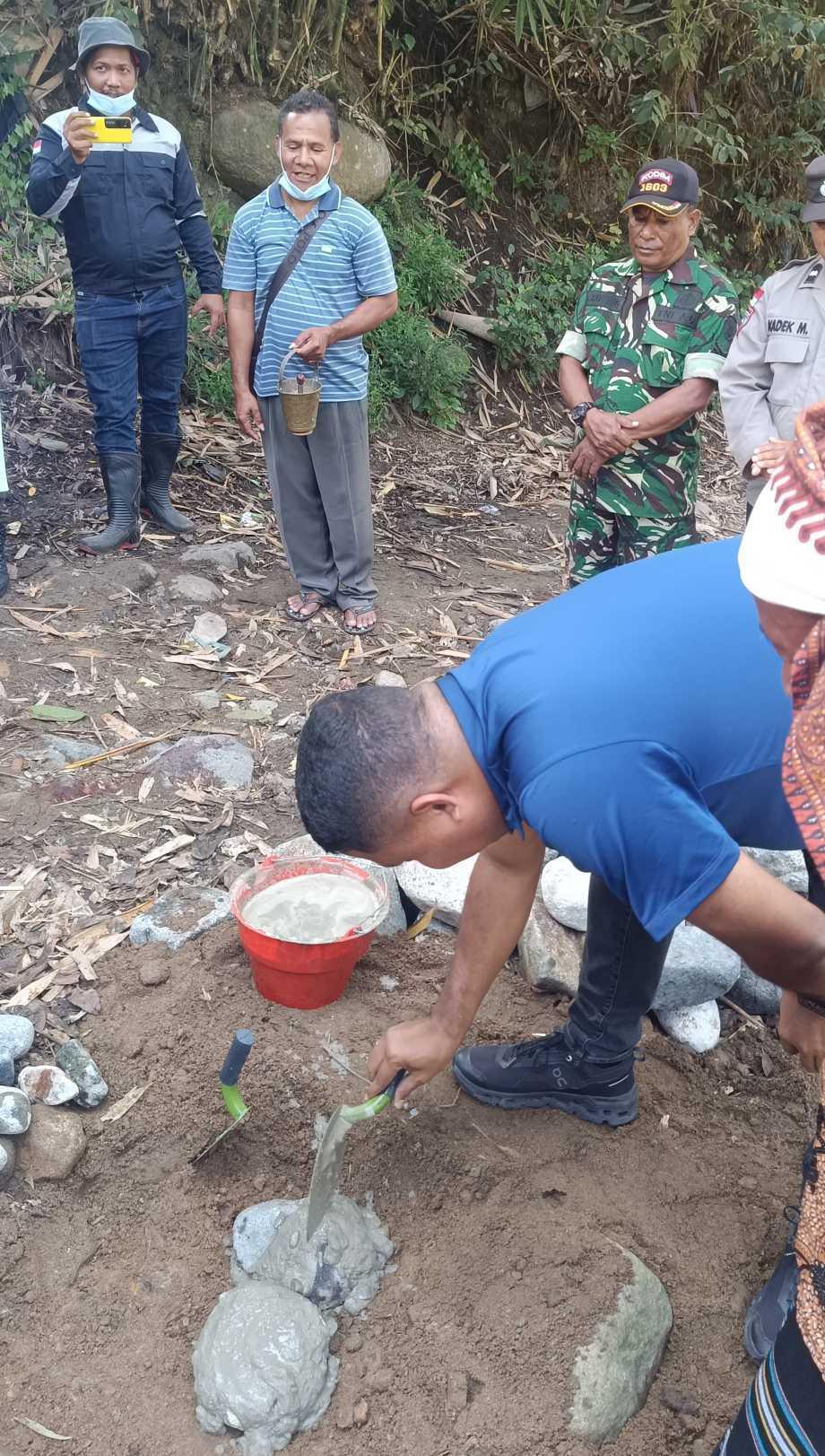  Jembatan Penghubung Dua Desa di Kecamatan Paga Mulai Dibangun, Diresmikan Bupati Sikka dan Pastor Paroki
