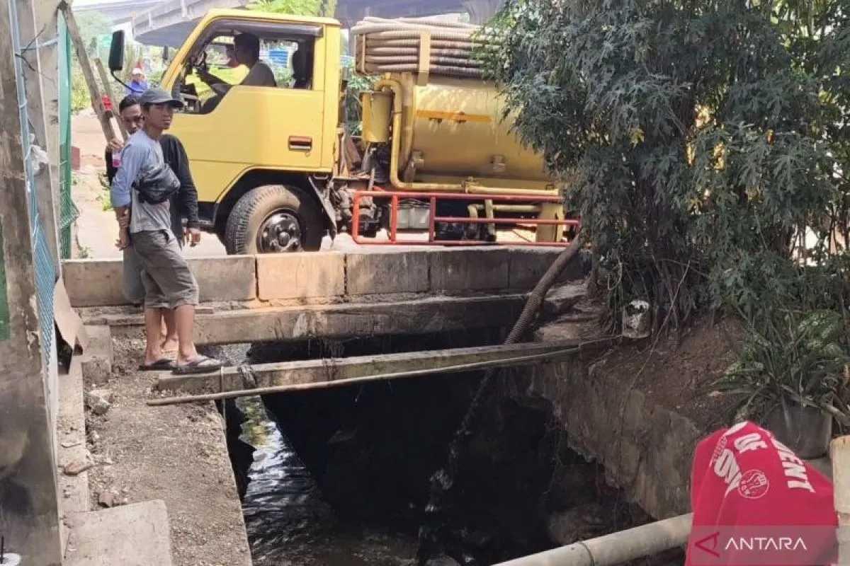   Viral! Tiga Truk Limbah Dibuang ke Saluran Air di DI Panjaitan, Warga Geram