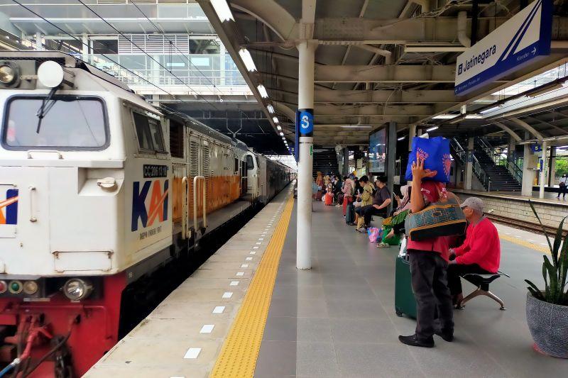  Antisipasi Demo di DPR, KAI Alihkan 19 Kereta Jarak Jauh dari Stasiun Gambir ke Jatinegara