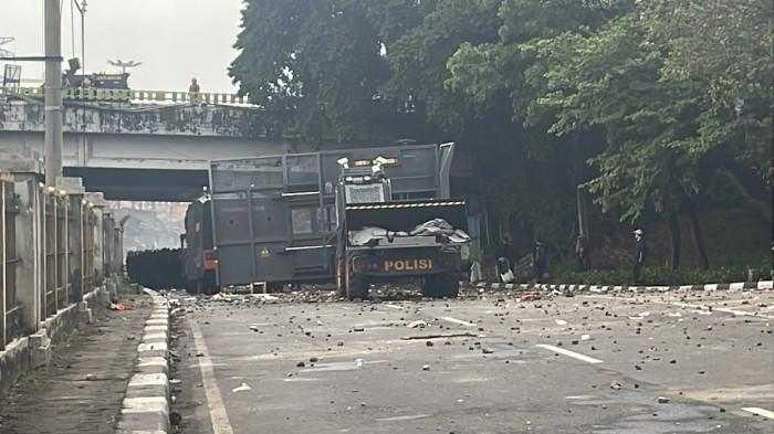  Kericuhan Aksi di DPR: Massa Terdesak hingga Flyover Pejompongan, Layanan KRL Ikut Terdampak