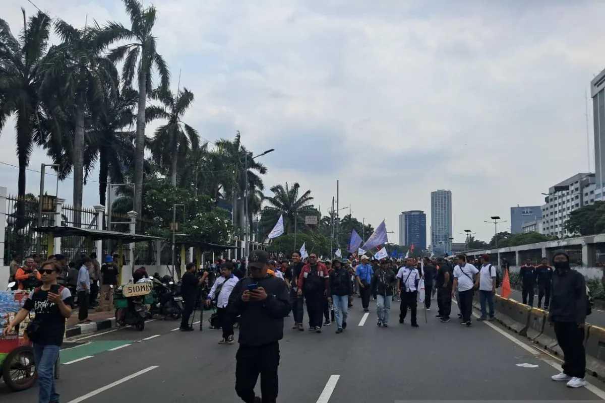  Ribuan Buruh Gelar Aksi di DPR, Sampaikan Enam Tuntutan Lalu Bubarkan Diri