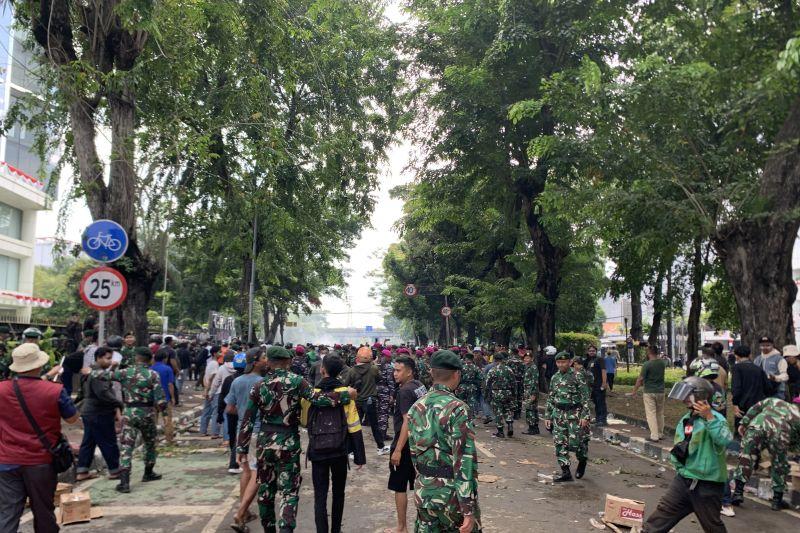  Ratusan Demonstran Mundur dari Mako Brimob Usai Dialog dengan TNI dan Brimob