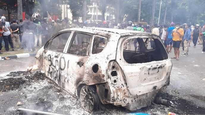  Kericuhan di Kwitang: Massa Bakar Mobil dan Motor di Depan Mako Brimob