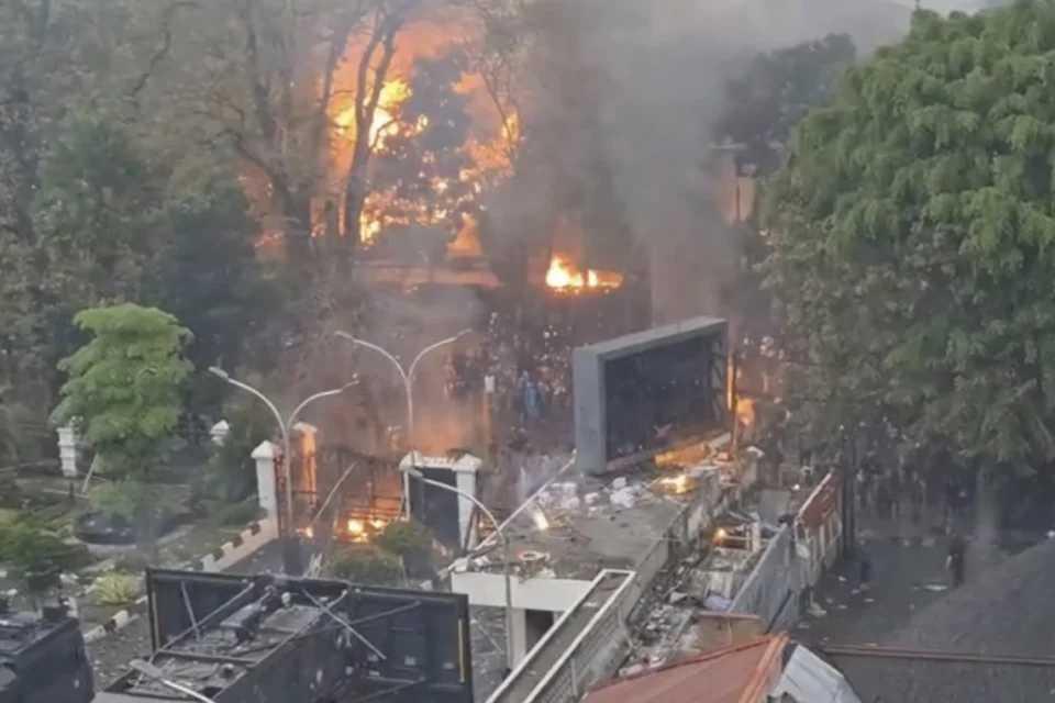  Aset MPR RI di Depan DPRD Jabar Terbakar saat Aksi Massa di Bandung
