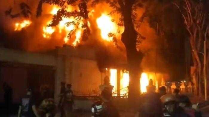  Gedung Negara Grahadi Surabaya Terbakar Usai Aksi Massa Ricuh