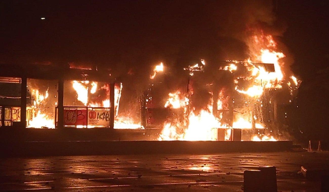  Ada Tujuh Halte Transjakarta yang Dibakar saat Demo Ricuh di Jakarta