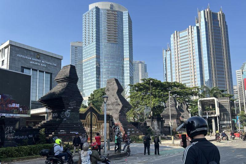  Pascademo Rusuh, Warga Abadikan Coretan dan Halte Terbakar di Depan Polda Metro Jaya